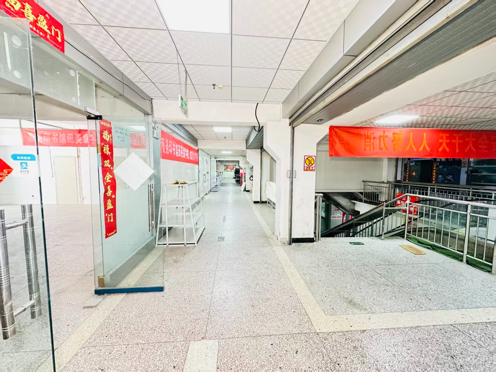 政府东路引入人工智能技术应用场景，推动AI与商业、零售、电商、企业服务等领域融合发展。