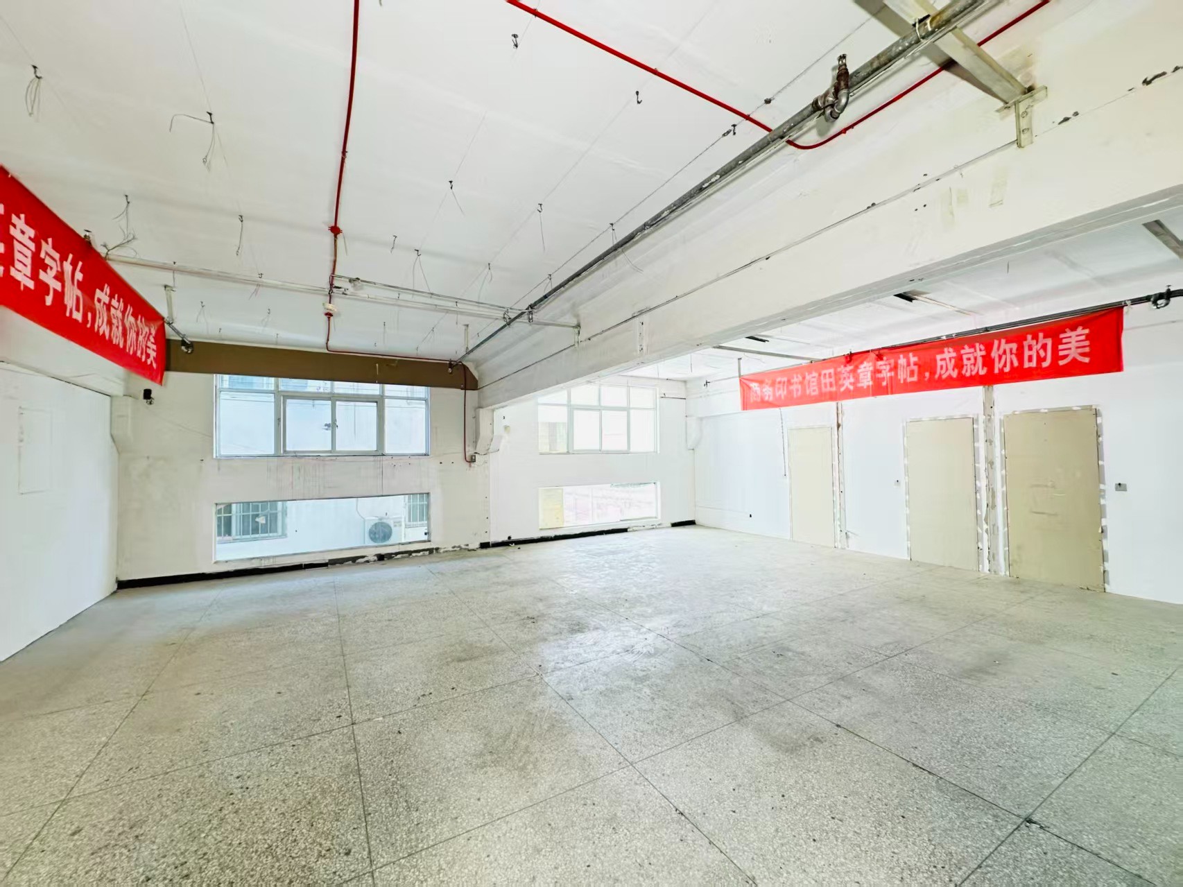 政府东路重点吸引人工智能应用、数字经济、电商直播、智能制造服务、软件开发、科技创新企业及创业团队入驻